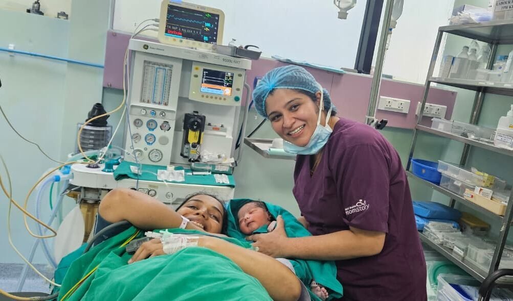 Dr. Pallavi Tekale Deshpande with mother and newborn baby after safe delivery in Pune